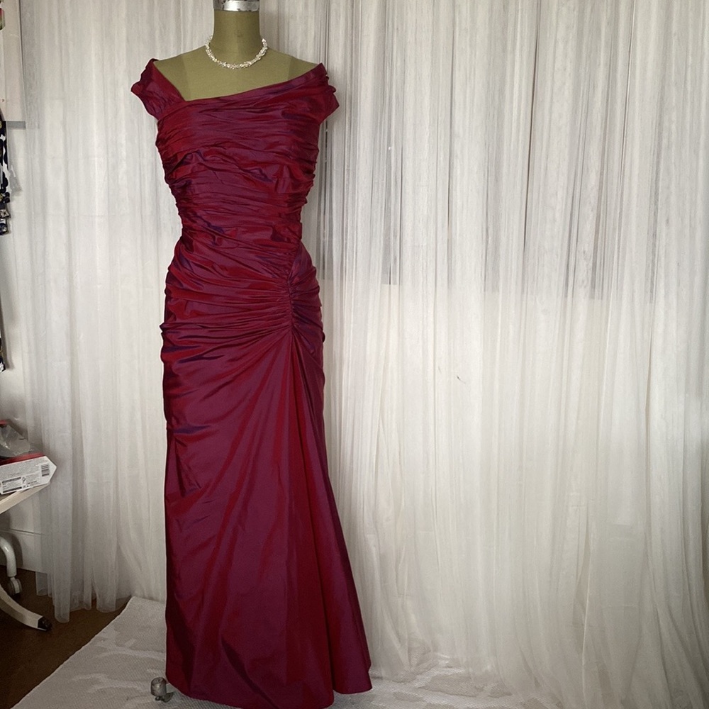 Vintage 1990’s elegant Tadashi ball/evening taffeta! Mermaid with a train - Picture 1 of 17